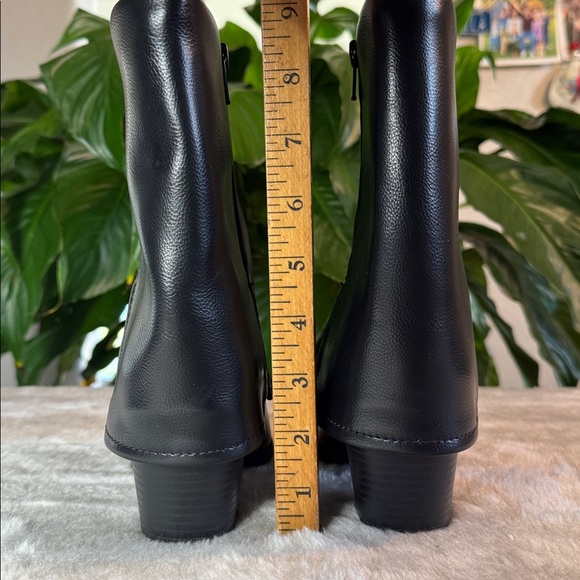 Sun & Stone Ibizza Fold Over Cuffed Ankle Boot
Wonen's 5M - Picture 8 of 11